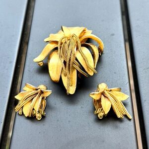 Unsigned VTG Kramer Gold Tone Flower Chain Brooch + Matching Clip On Earrings